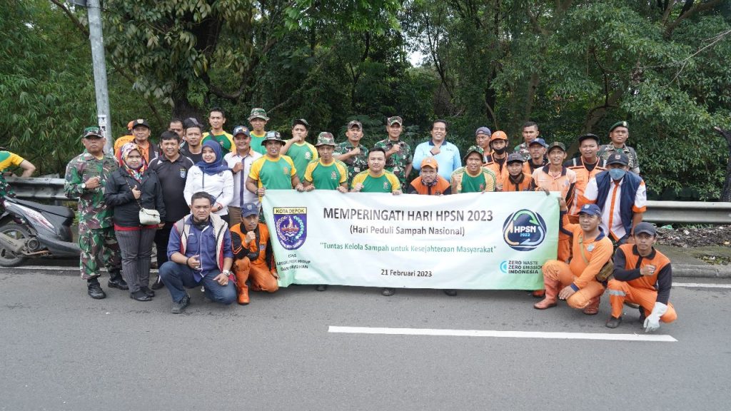 BANTU JAGA KEBERSIHAN LINGKUNGAN, DENMA DIVIF 1 KOSTRAD LAKSANAKAN KARYA BAKTI DENGAN BEKERJASAMA DENGAN DLHK