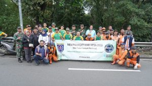 BANTU JAGA KEBERSIHAN LINGKUNGAN, DENMA DIVIF 1 KOSTRAD LAKSANAKAN KARYA BAKTI DENGAN BEKERJASAMA DENGAN DLHK