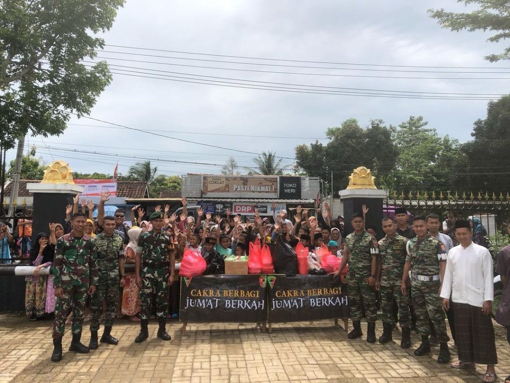 JUM’AT BERKAH, YONIF MEKANIS 318/AY DIVIF 1 KOSTRAD BERBAGI REZEKI KEPADA MASYARAKAT SEKITAR ASRAMA