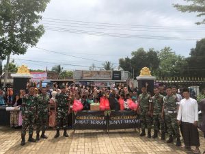 JUM’AT BERKAH, YONIF MEKANIS 318/AY DIVIF 1 KOSTRAD BERBAGI REZEKI KEPADA MASYARAKAT SEKITAR ASRAMA
