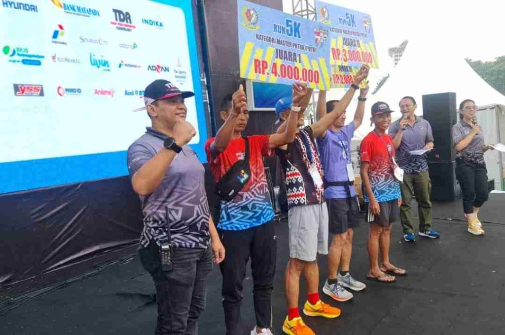 Kobarkan Semangat Bela Negara Ditengah Guyuran Hujan, Peserta Setia Waspada Run 2023 Antusias Kobarkan Semangat Bela Negara Ditengah Guyuran Hujan, Peserta Setia Waspada Run 2023 Antusias