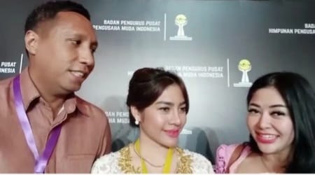 Rangga Derana (pertama dari kiri) Eka Lestari Sinaga (tengah) dan Rika Amelia Rush Ketua HIPMI Jakarta barat, usai pelantikan BPP HIPMI,Ist