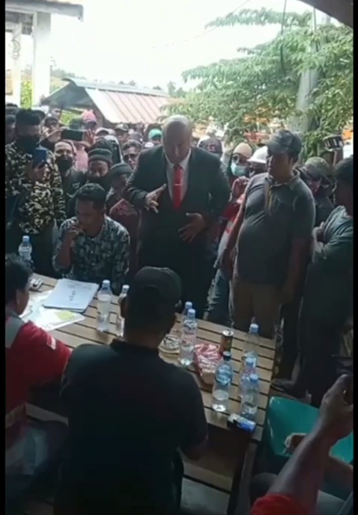Video Viral Bang David saat Mau Bermusyawarah di Lahan Tambang Nikel di Malili Malah Diserang oknum Mafia Tambang Video Viral Bang David saat Mau Bermusyawarah di Lahan Tambang Nikel di Malili Malah Diserang oknum Mafia Tambang