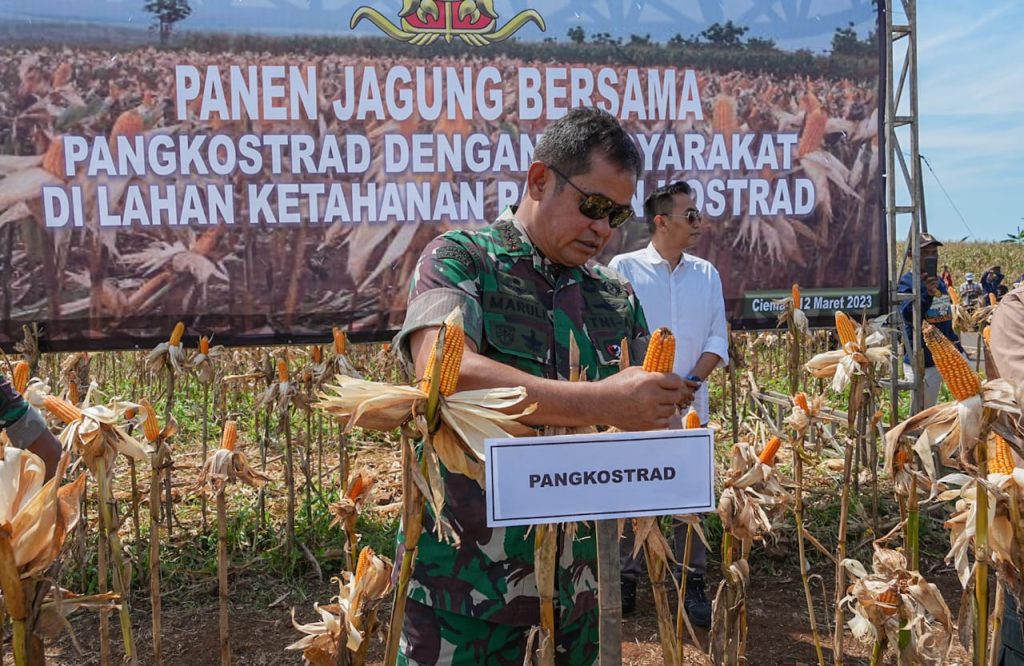 Pangkostrad Panen Jagung, Penanaman Simbolis Padi Japonica Rice dan Wijen Serta Peresmian Mess dan Gudang Hanpangan Kostrad Pangkostrad Panen Jagung, Penanaman Simbolis Padi Japonica Rice dan Wijen Serta Peresmian Mess dan Gudang Hanpangan Kostrad