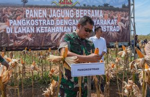 Pangkostrad Panen Jagung, Penanaman Simbolis Padi Japonica Rice dan Wijen Serta Peresmian Mess dan Gudang Hanpangan Kostrad