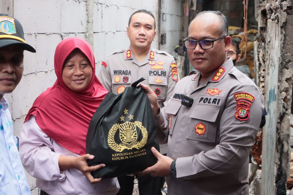Kapolres Metro Jakut Salurkan Bantuan Kapolri untuk Warga Korban Kebakaran Plumpang Kapolres Metro Jakut Salurkan Bantuan Kapolri untuk Warga Korban Kebakaran Plumpang
