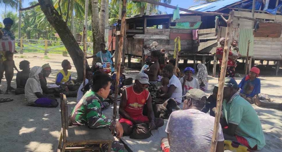 Babinsa Kampung Kipia Komsos Dengan Tokoh Masyarakat Di Wilayah Binaan