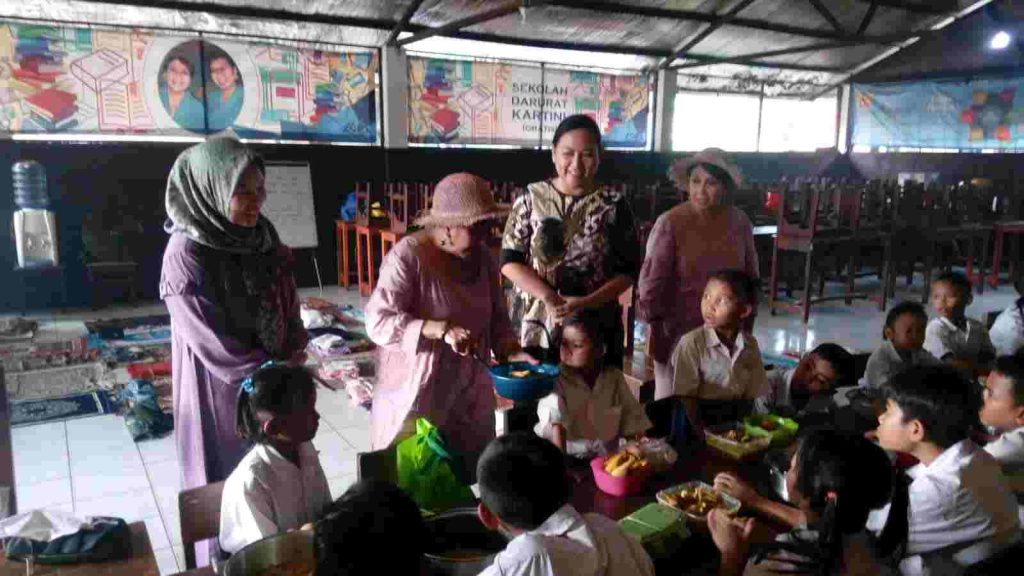 Kunjungi Sekolah Darurat Kartini, Ketua Persit KCK Cabang XVI Kodim 0502/JU Ny. Ollen Frega Wenas Membagikan Sembako dan Santunan kepada Para Siswa
