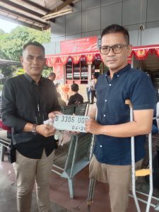 Dibantu Petugas Saat Perpanjangan STNK, Penyandang Disabilitas Puji Pelayanan Prima Samsat Jakarta Pusat