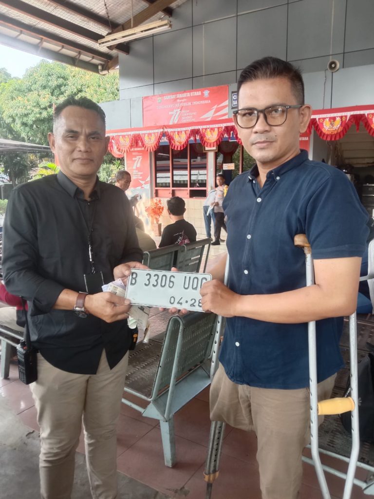Dibantu Petugas Saat Perpanjangan STNK, Penyandang Disabilitas Puji Pelayanan Prima Samsat Jakarta Pusat