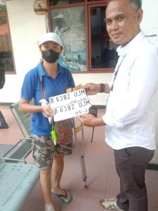 Dalam Kondisi Sakit, Pengurusan STNK Wajib Pajak Ini Dipermudah Petugas Samsat Jakpus