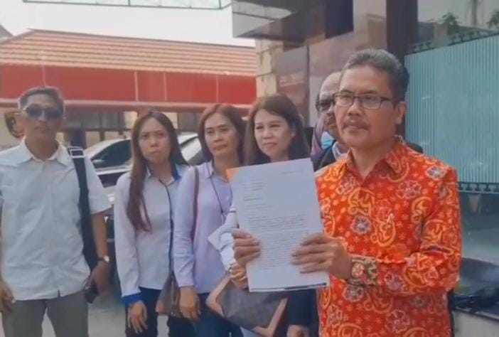 Hufron SH Dampingi 112 Konsumen Puri City Lapor ke Polda Jatim, Terkait Dugaan Penipuan, Penggelapan dan Pencucian Uang