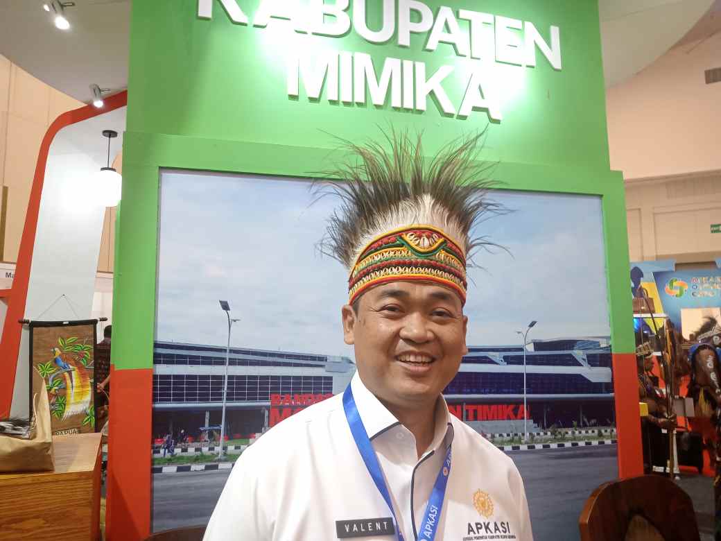Penjabat Bupati Mimika, Valentinus Sudarjanto Sumito: Perekonomian Mimika Saat ini Sangat Pesat. Pemda Kab. Mimika Dukung Penuh UMKM Mimika untuk Naik Tingkat Go National