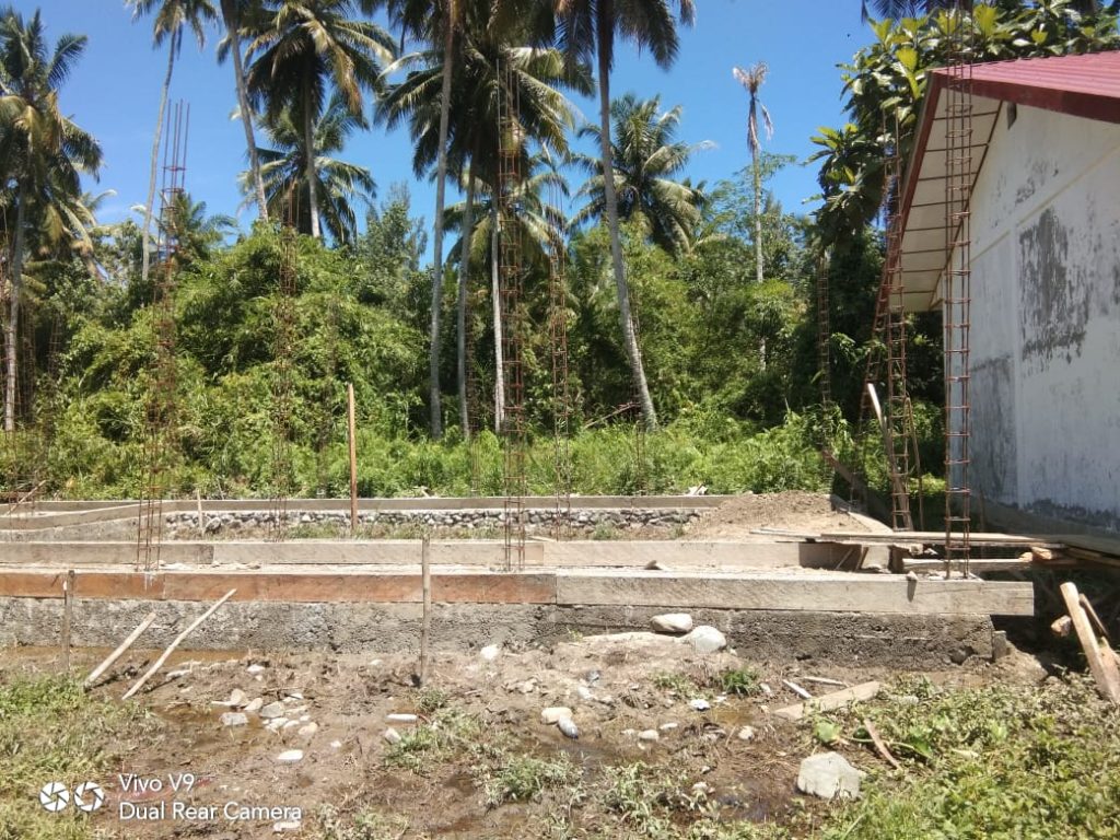 Wah Kacau !! Pondasi Bangunan Lab di SMP Negeri 3 Sirombu Kab.Nias Barat Diduga Asal Jadi.. LSM KCBI akan Layangkan Surat ke Bupati dan APH