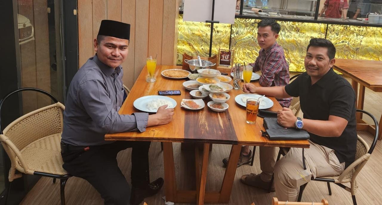 Ket.Foto : Diskusi Bersama Pengurus DPP GMPRI, tampak Raja Agung Nusantara memakai peci hitam, Ist