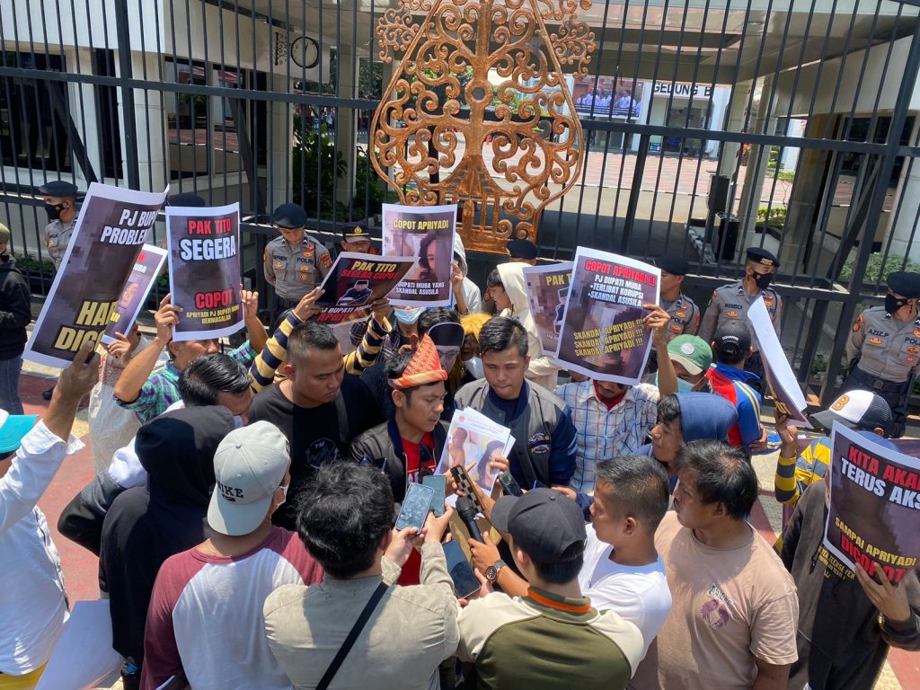 NGERII !! Ini Ada Video PJ Bupati Muba Bersama Perempuan Dikamar Hotel, Aktivis Laporkan Ke Mendagri NGERII !! Ini Ada Video PJ Bupati Muba Bersama Perempuan Dikamar Hotel, Aktivis Laporkan Ke Mendagri