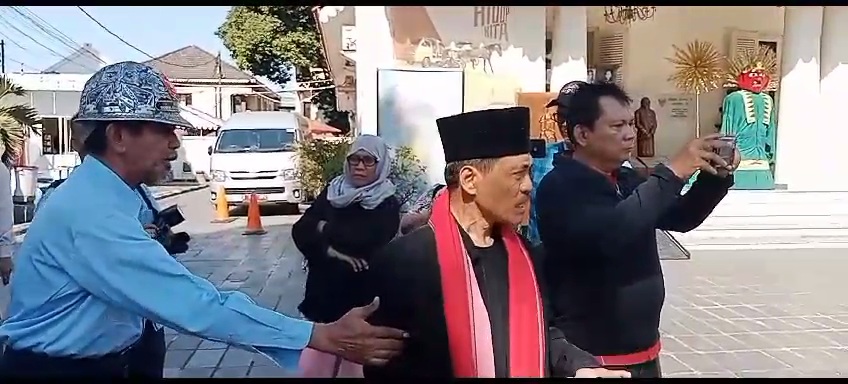 Muhidin Jalih Pitoeng Umumkan Penundaan Pembacaan dan Penandatangan Sumpah Janji Para Bacapres