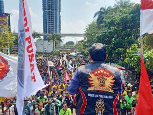 Kebijakan Kemenaker Dinilai Rugikan Ojol, Santoso Anggota DPR RI Ikut Demo Bareng Ribuan Pengemudi Ojek Online