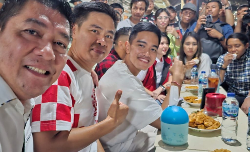 Ribuan Masyarakat dan Relawan Jokowi Antusias Sambut Ketum PSI Kaesang Pangarep di Manado