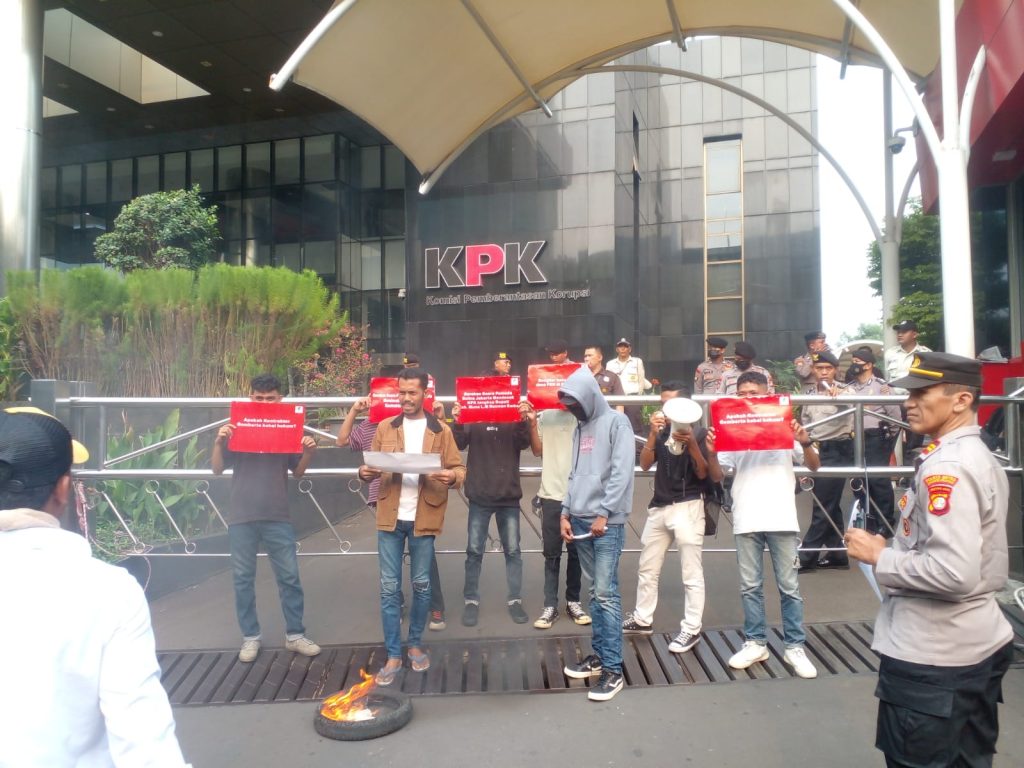 CATAT !! Kasus Dana PEN Kab.Muna, Rusman Emba dan Gomberto Tak Kunjung di Tahan, KPK Diklaim Lemah CATAT !! Kasus Dana PEN Kab.Muna, Rusman Emba dan Gomberto Tak Kunjung di Tahan, KPK Diklaim Lemah