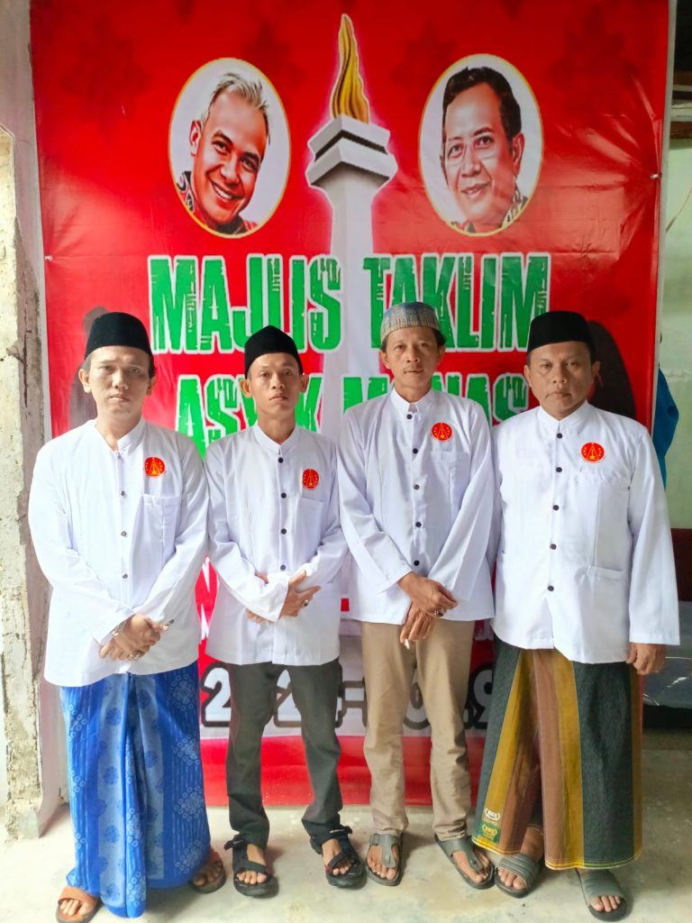 Ziarah Ke Makam Waliullah Syeikh Quro, Ust. Ari Monas : “Ratusan Jamaah juga sangat antusias mendoakan bapak Ganjar dan Mahfud agar Menang Pilpres 2024 satu putaran”