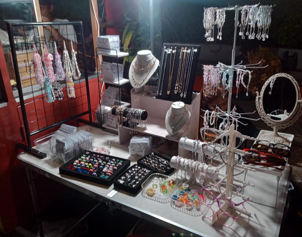 Viral !!! Mahasiswi Cantik “@lanax.id” Penjual Aaksesoris, & Souvenir Di Trotoar “Kalibata-City”