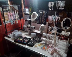 Viral !!! Mahasiswi Cantik “@lanax.id” Penjual Aaksesoris, & Souvenir Di Trotoar “Kalibata-City”