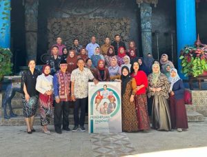 Cendekiawan Dr. Ana Sopanah Sosok Perempuan Berpikir Out of The Box dan Visioner