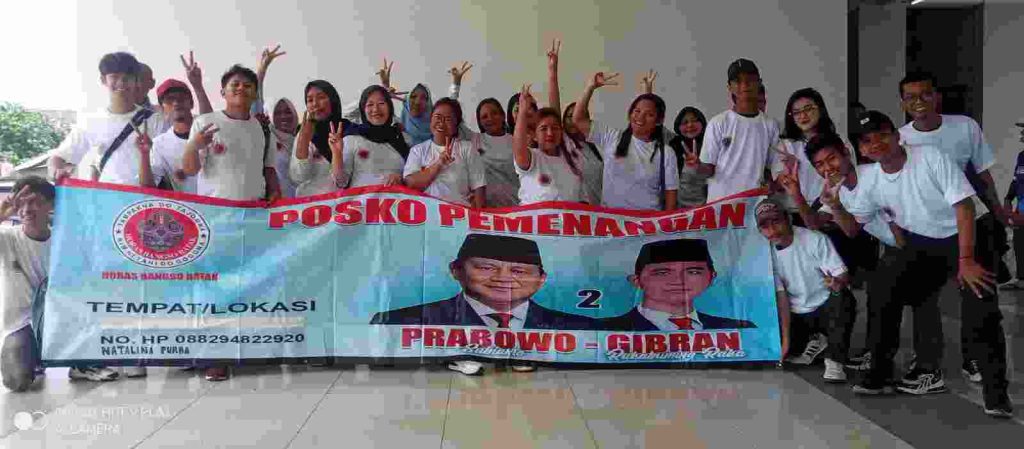 Ratusan Anggota Horas Bangso Batak (HBB) Turut Membirukan GBK Dukung Prabowo-Gibran. HBB Tegak Lurus dengan Jokowi Ratusan Anggota Horas Bangso Batak (HBB) Turut Membirukan GBK Dukung Prabowo-Gibran. HBB Tegak Lurus dengan Jokowi