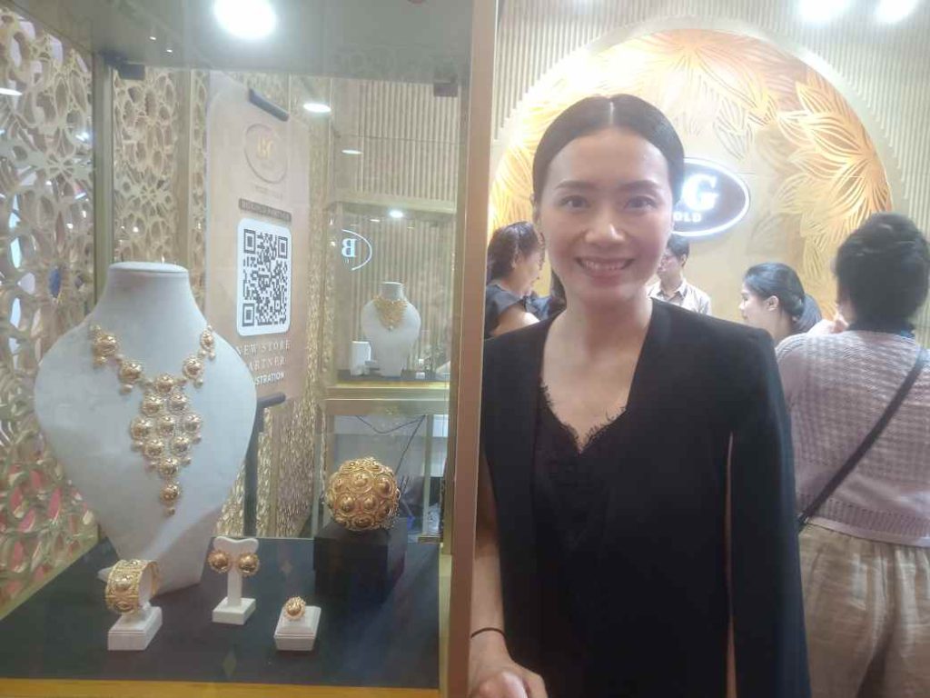 Juli (CEO BG Gold Surabaya): Produk Perhiasan dan Emas BG Gold Berkualitas Prima dan Modis, Laris Manis di Pameran Jakarta International Jewellery Fair 2024 Juli (CEO BG Gold Surabaya): Produk Perhiasan dan Emas BG Gold Berkualitas Prima dan Modis, Laris Manis di Pameran Jakarta International Jewellery Fair 2024