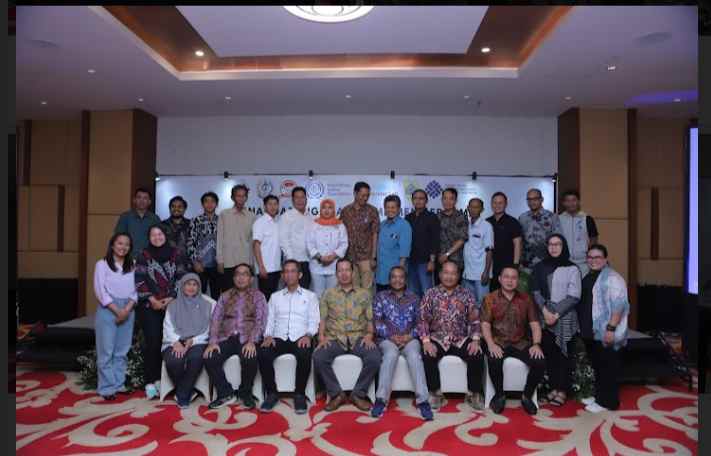 PENANDATANGANAN DOKUMEN KOMITMEN BERSAMA MRC PEMALANG DAN FORUM KERJASAMA TRIPARTIT: GUNA MEMAKSIMALKAN PELINDUNGAN PEKERJA MIGRAN INDONESIA DI KABUPATEN PEMALANG PENANDATANGANAN DOKUMEN KOMITMEN BERSAMA MRC PEMALANG DAN FORUM KERJASAMA TRIPARTIT: GUNA MEMAKSIMALKAN PELINDUNGAN PEKERJA MIGRAN INDONESIA DI KABUPATEN PEMALANG