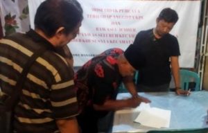 Sejumlah Aktivis Membubuhkan Tanda Tangan Pemecatan Penyelenggara Pemilu di Jember