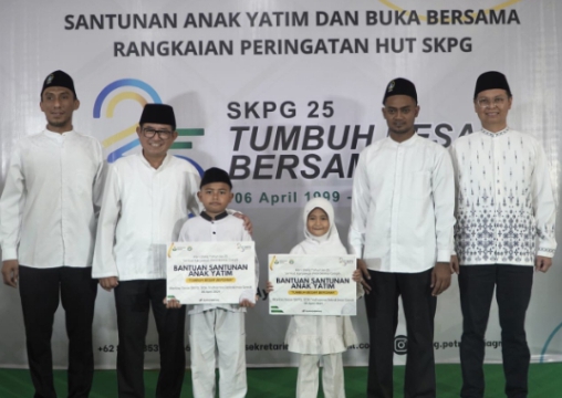 kedua dari kiri, Dwi Satriyo Annurogo saat poto bersama di acara bukber dan santunan kepada anak yatim, Ist