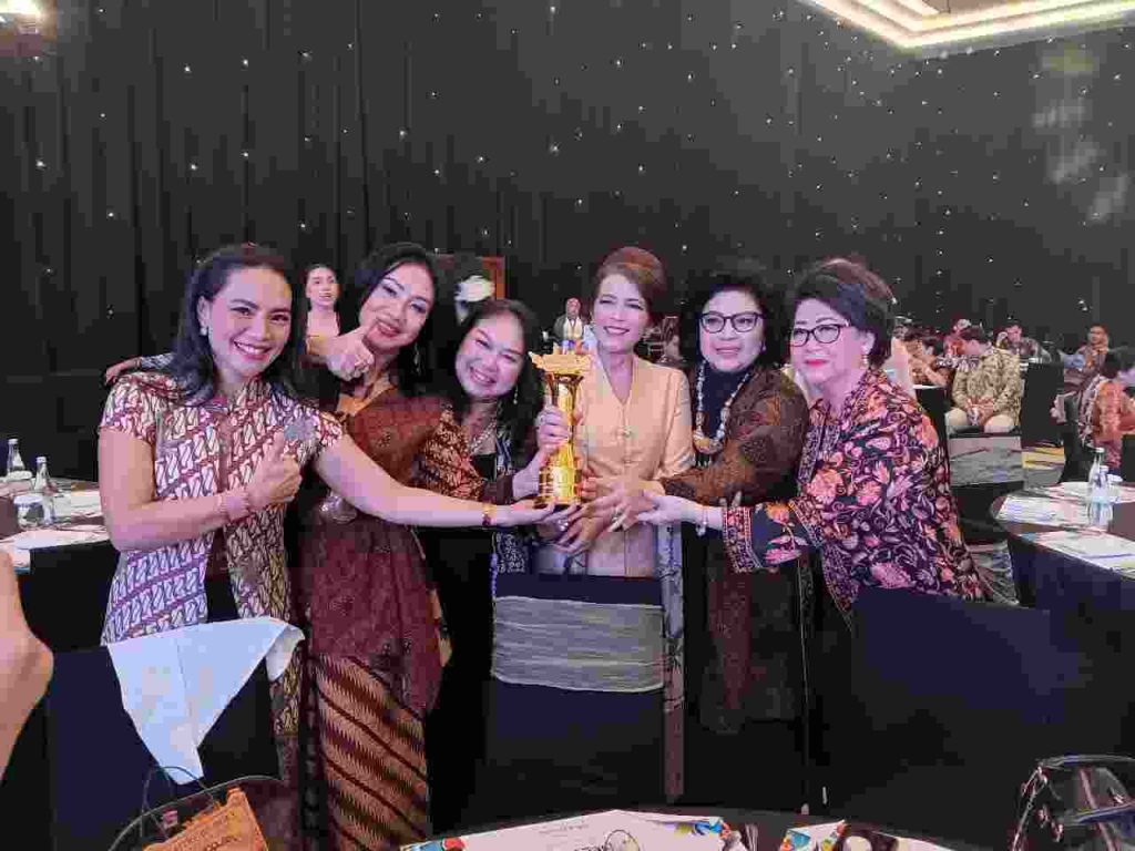 Ria Amalia Oktariana Musiawan (Ketua Umum Indonesian Gastronomy Community (IGC) Menerima Nusantara Awards 2024 Pelestari Kuliner Nusantara Ria Amalia Oktariana Musiawan (Ketua Umum Indonesian Gastronomy Community (IGC) Menerima Nusantara Awards 2024 Pelestari Kuliner Nusantara