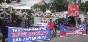 Aliansi Masyarakat BOYOLALI Demo di Kejari Menggoncang Intansi Penegak Hukum agar Mengusut Tuntas Kasus dugaan Korupsi