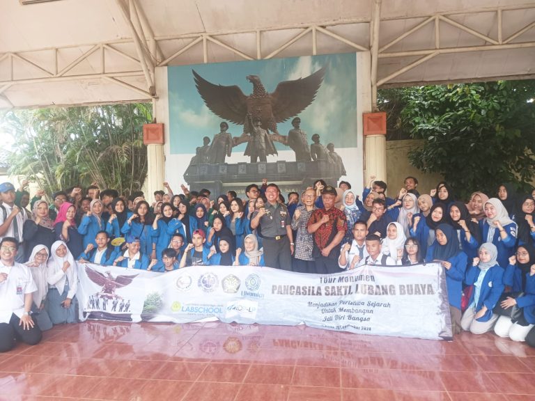RATUSAN GURU DAN MAHASISWA STUDY TOUR Di MONUMEN PANCASILA SAKTI LUBANG BUAYA JAKARTA