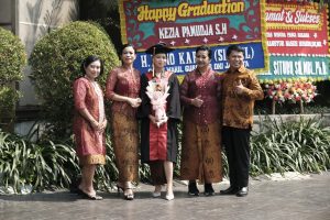 Kezia Pamudja Anak Aktifis National Meraih Gelar Sarjana Hukum Dengan cumlaude