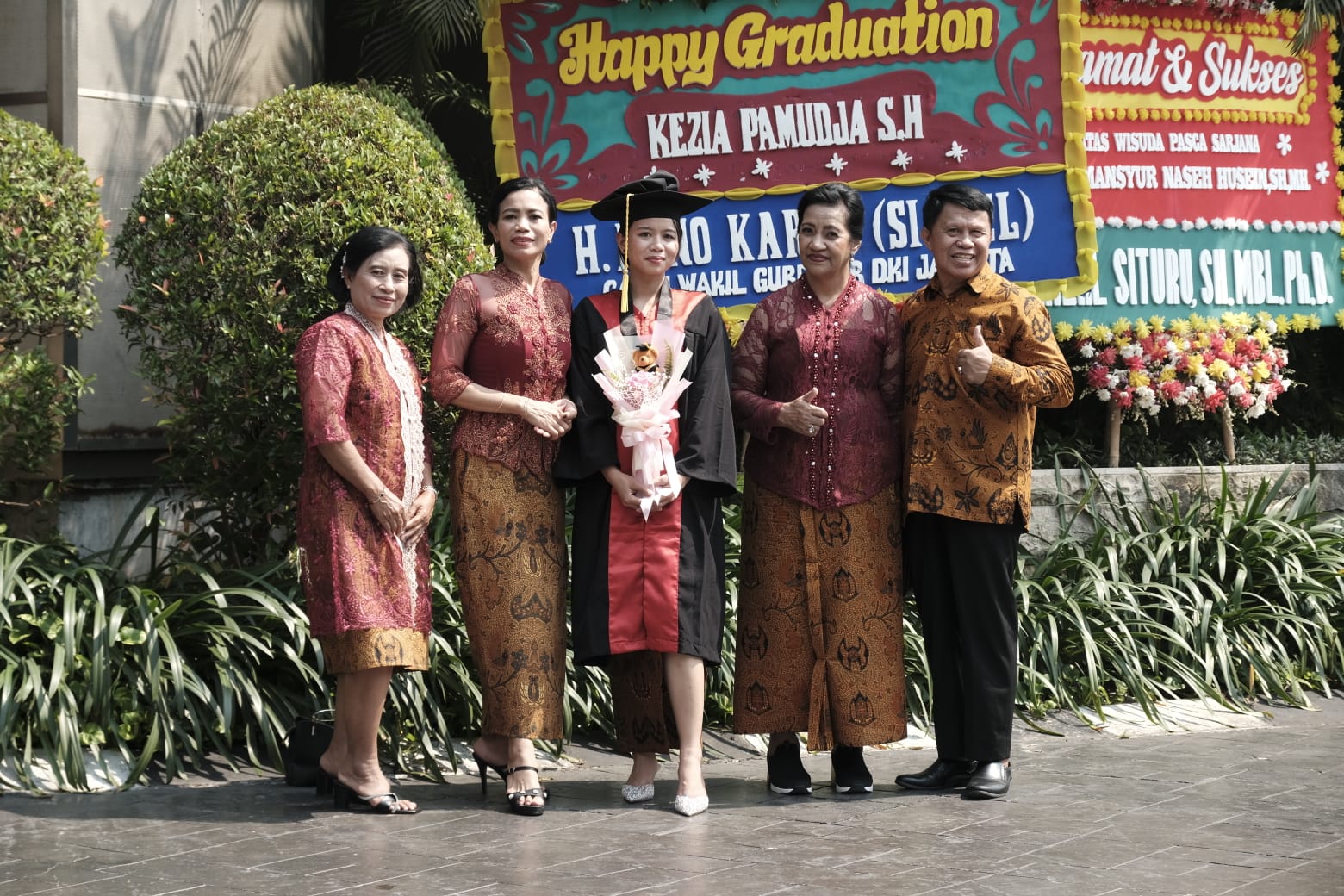 Kezia Pamudja Anak Aktifis National Meraih Gelar Sarjana Hukum Dengan cumlaude