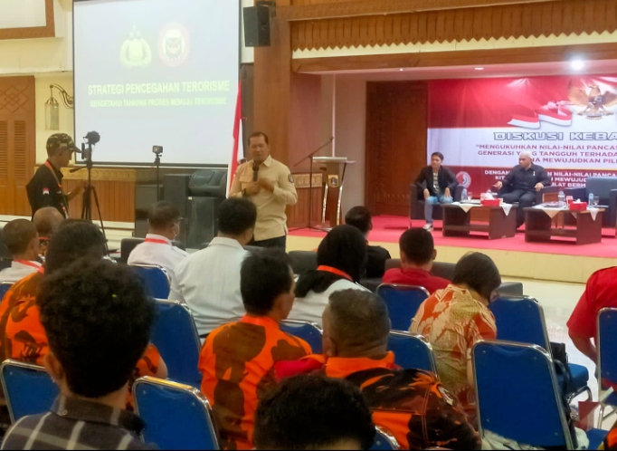 [Tampak saat Diskusi berlangsung Iptu.Wardi SH, MM saat menjadi pemateri disambut dengan hangat oleh orang yang hadir dan selanjutnya semua ormas akan ikut belajar pedoman nilai-nilai Pancasila, (foto:dok.google/Ist)