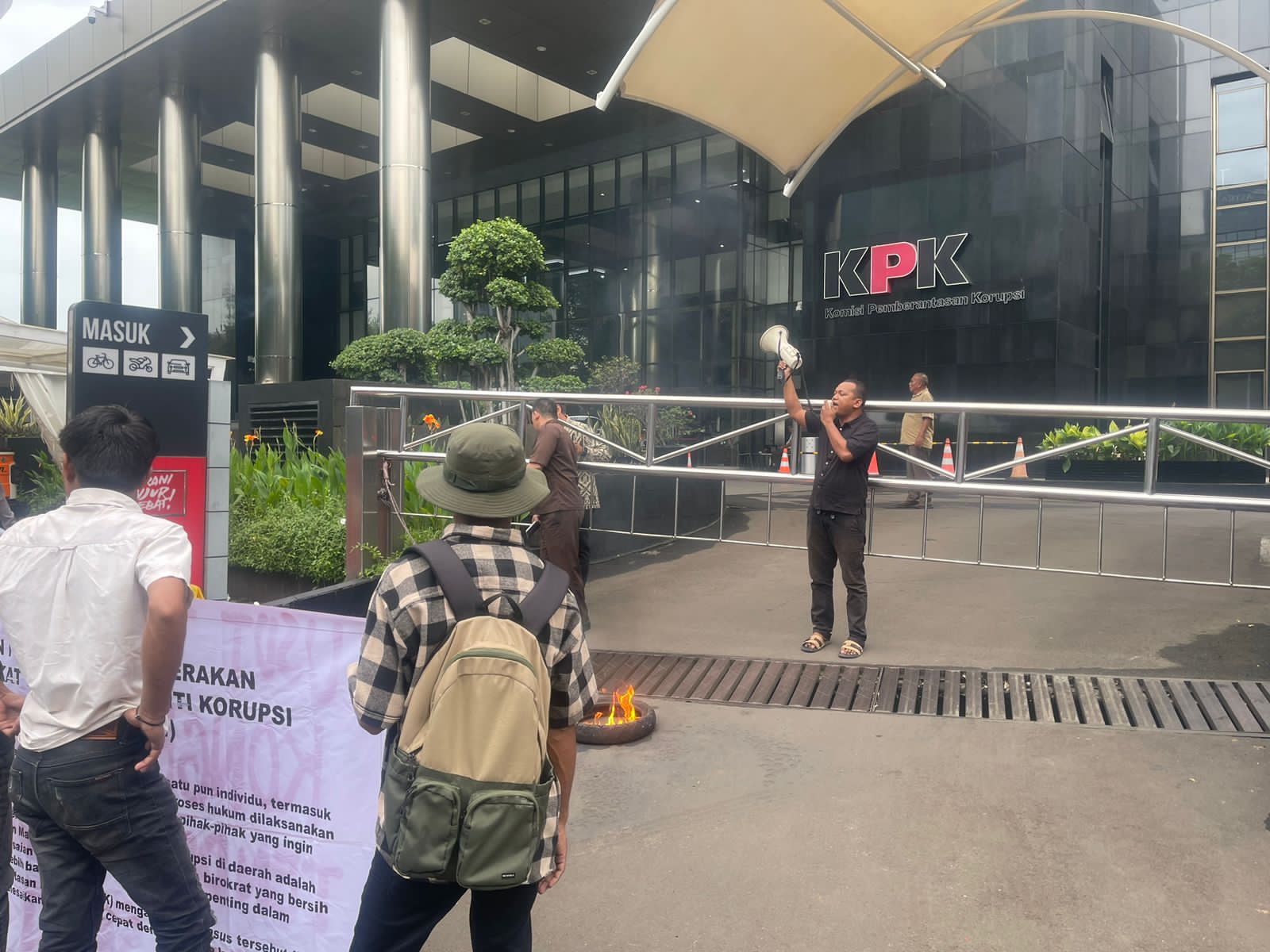 ADA DUGAAN KONGKALIKONG TENDER RUMAH SAKIT GRESIK, HIMPUNAN AKTIVIS PEMUDA INDONESIA DATANGI GEDUNG KPK