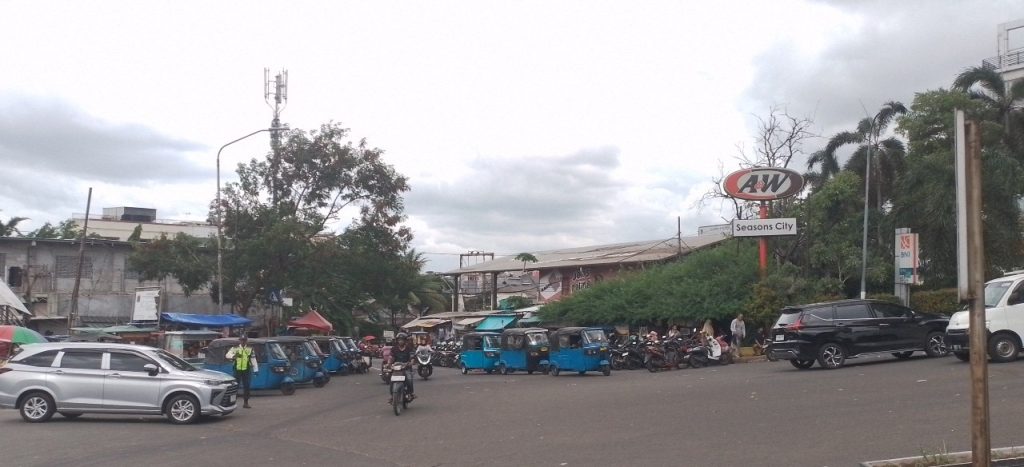 Jalan alternatif dijadikan lahan parkir di jembatan besi tambora jakarta barat