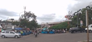 Jalan alternatif dijadikan lahan parkir di jembatan besi tambora jakarta barat