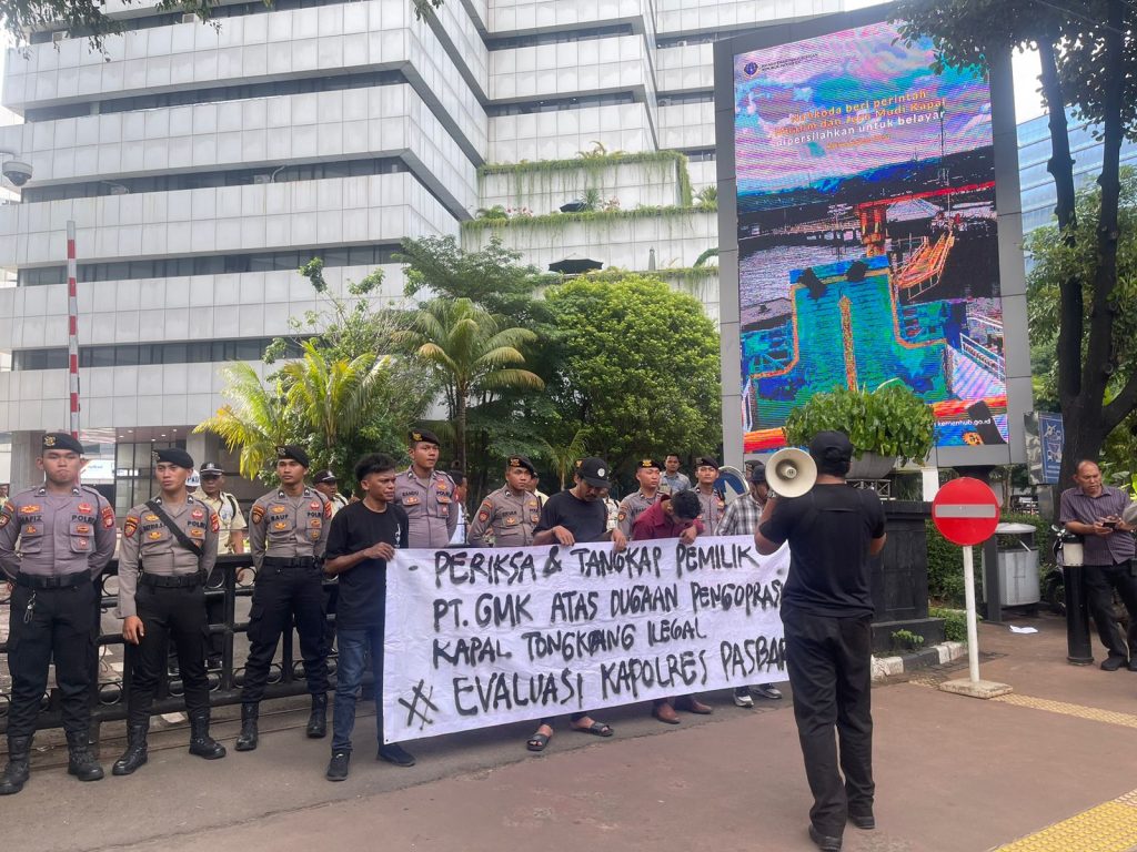 KAPAL TONGKANG PT GMK TIDAK MEMILIKI LEGALITAS BERLAYAR TAPI DI BEKING OKNUM KEPOLISIAN