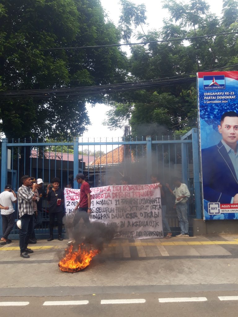 Demonstrasi di KPK RI dan DPP Demokrat Tuntut Penyelesaian Kasus Dugaan Penerimaan Dana CSR oleh Didi Irawadi Syamsuddin Demonstrasi di KPK RI dan DPP Demokrat Tuntut Penyelesaian Kasus Dugaan Penerimaan Dana CSR oleh Didi Irawadi Syamsuddin