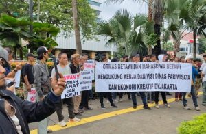 Massa Ini Gelar Aksi Damai  Melawan Fitnah Hoaks dan Pencemaran Nama Baik yang Ditujukan Kepada Dinas Pariwisata dan Ekonomi Kreatif