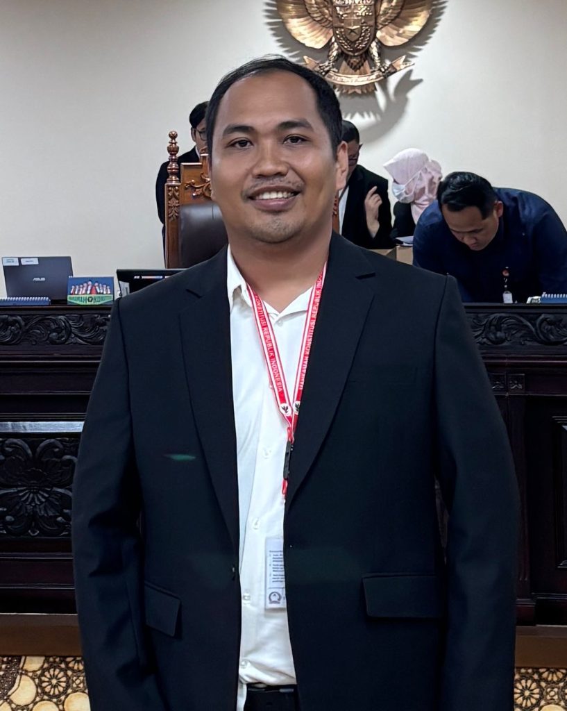 Dr.Adi Mansar, SH,.M.Hum: MK Mengabulkan Eksepsi Pihak Terkait dan Menyatakan Permohonan Pemohon Tidak Dapat Diterima Dalam POKOK PERKARA serta Menolak Permohonan Pemohon untuk seluruhnya