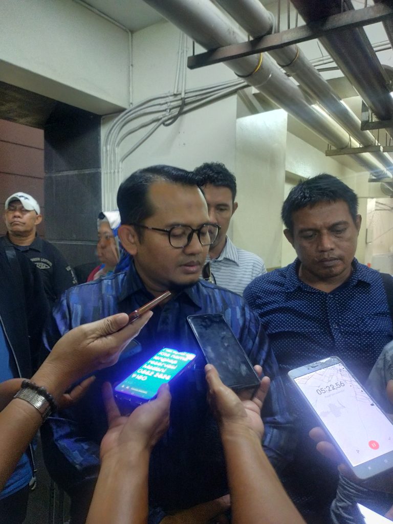 Pris Madani, SH,.MH. Kuasa Hukum Calon Bupati Paslon 04 Amus Besan- Hamsah Buton Berharap Majelis Hakim Memutuskan Perkara Dengan Adil Pris Madani, SH,.MH. Kuasa Hukum Calon Bupati Paslon 04 Amus Besan- Hamsah Buton Berharap Majelis Hakim Memutuskan Perkara Dengan Adil