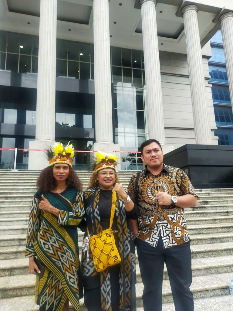 Theodora Amfotis, SH Kuasa Hukum Calon Bupati Dogiyai Paslon No Urut 4 dan 6 (Pemohon) Mengatakan Calon Bupati Dogiyai 2024 Nomor Urut 2 (Terkait) Masih Berstatus ASN Theodora Amfotis, SH Kuasa Hukum Calon Bupati Dogiyai Paslon No Urut 4 dan 6 (Pemohon) Mengatakan Calon Bupati Dogiyai 2024 Nomor Urut 2 (Terkait) Masih Berstatus ASN