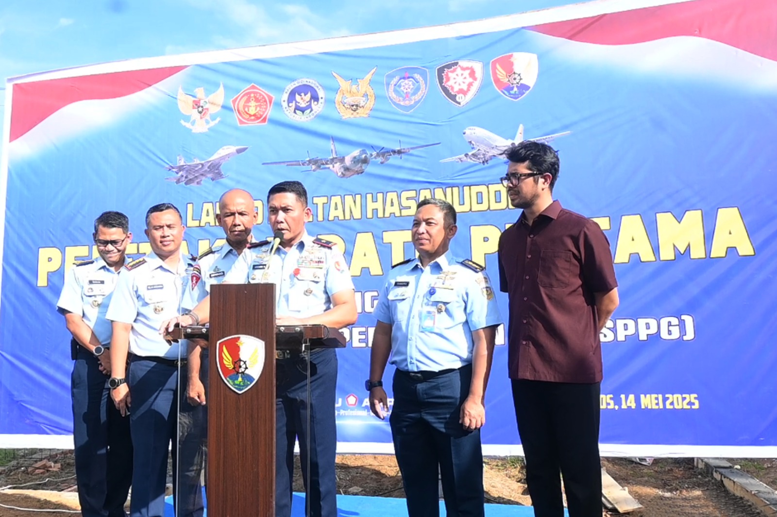 Danlanud Sultan Hasanuddin Melakukan Peletakan Batu Pertama Pembangunan Satuan Pelayanan Pemenuhan Gizi
