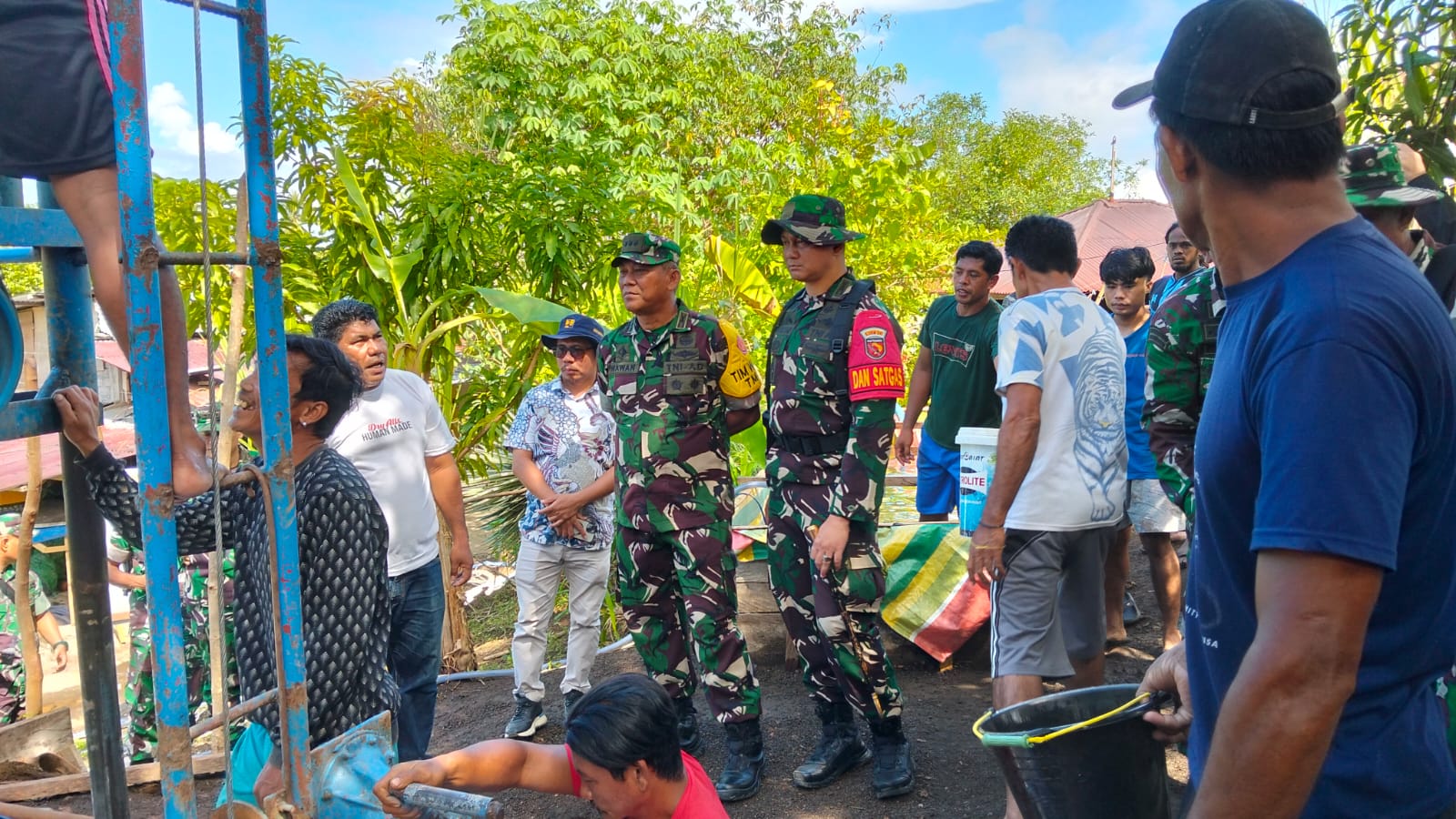 Dansatgas TMMD Ke-124 Kodim 1501/Ternate Dampingi Tim Wasev Tinjau Sasaran TMMD di Kec. Sahu, Halmahera Barat